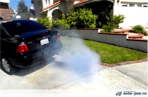 На картинке – идет сизый дым из глушителя автомобиля