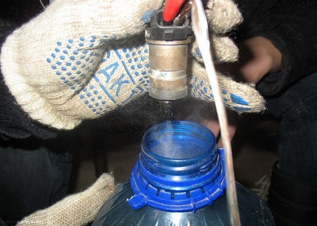 Промывание форсунок с пластиковой бутылкой
