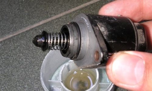 Очистка от нагара конусного клапана датчика холостого хода ВАЗ-2110